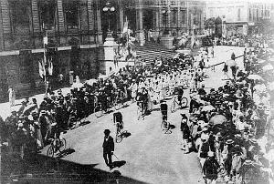 Oran- SDV- 1480- L'Oranaise devant mairie